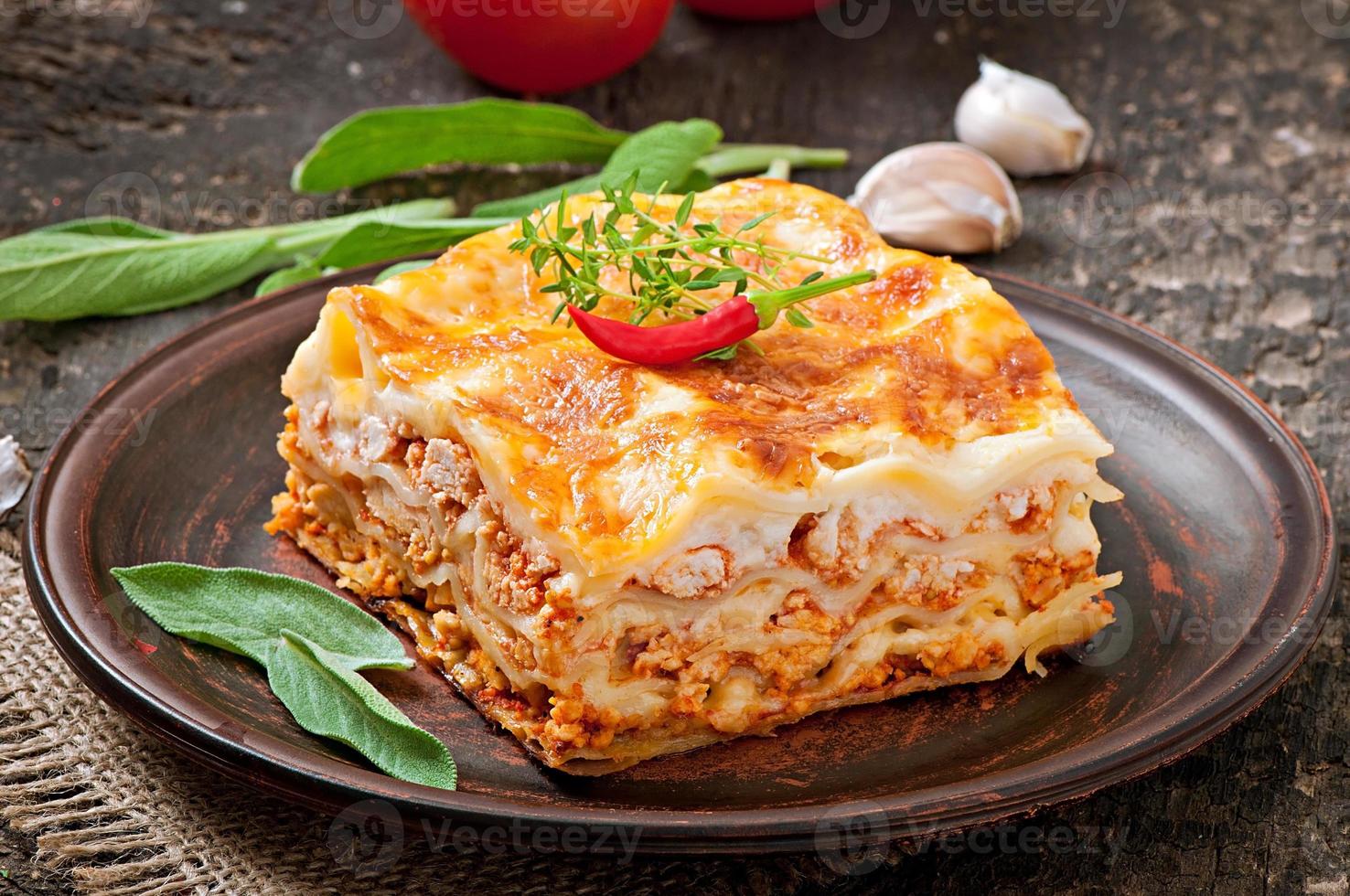 klassische Lasagne mit Bolognese-Sauce foto