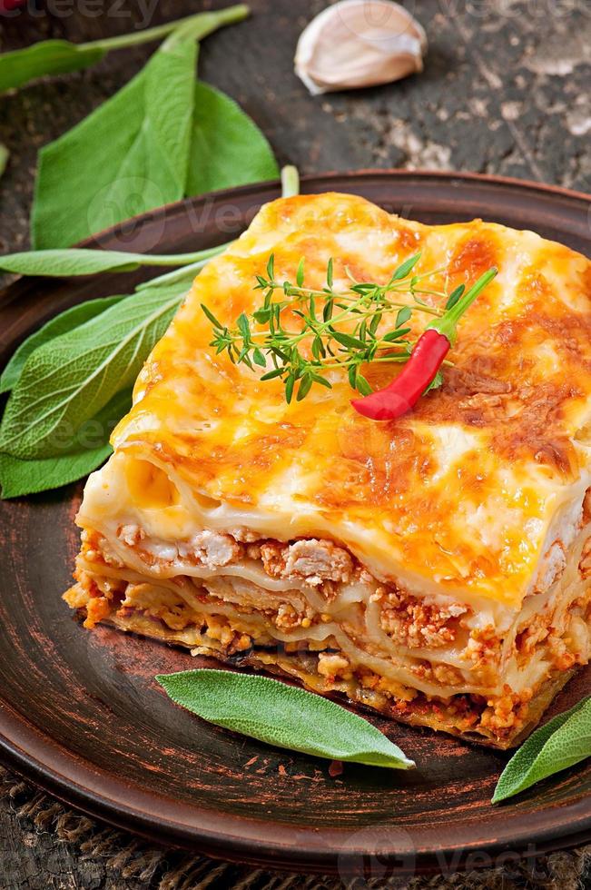 klassische Lasagne mit Bolognese-Sauce foto