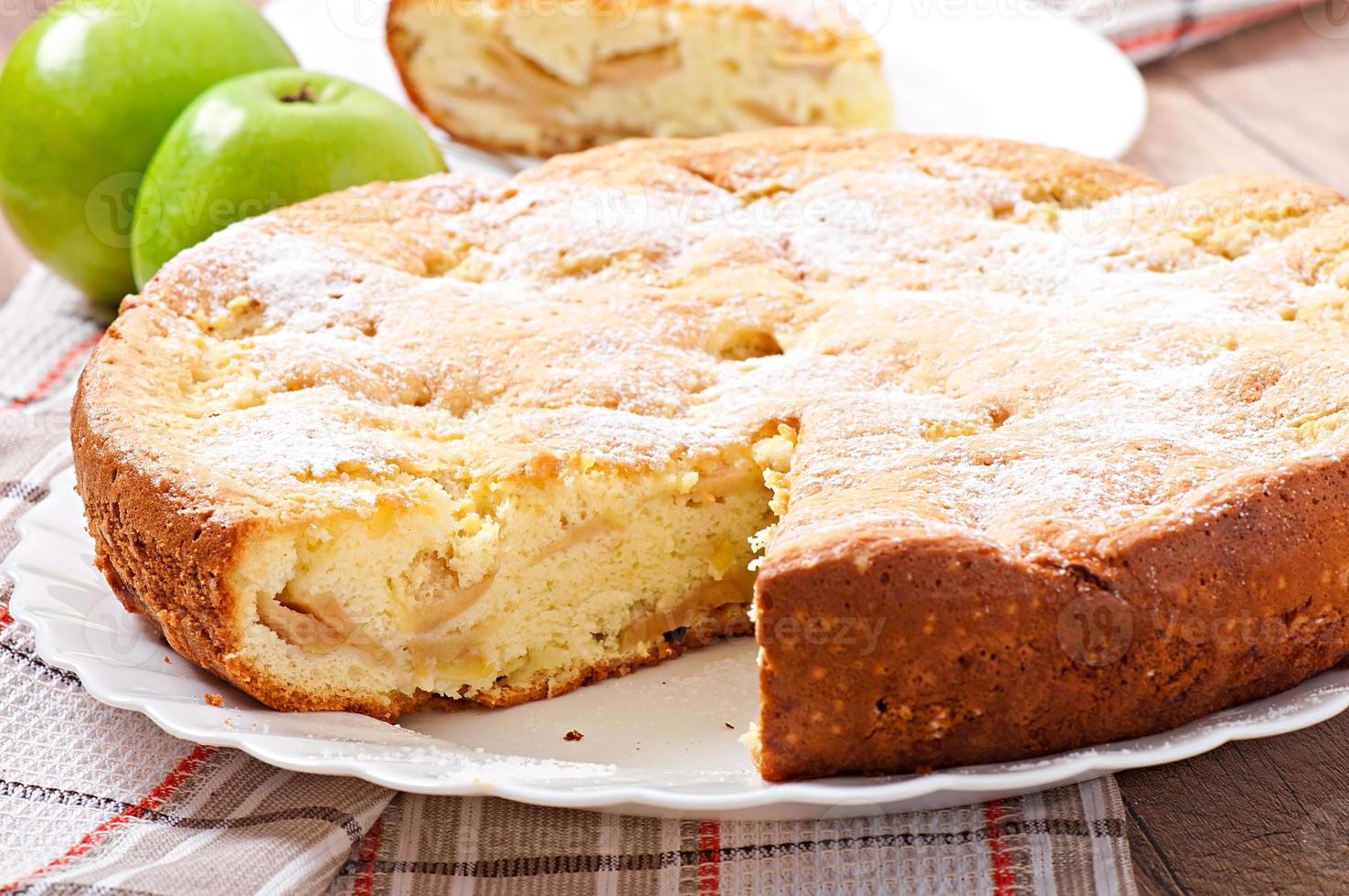 Stück Apfelfruchtkuchen auf einem mit Minzblatt dekorierten Teller foto