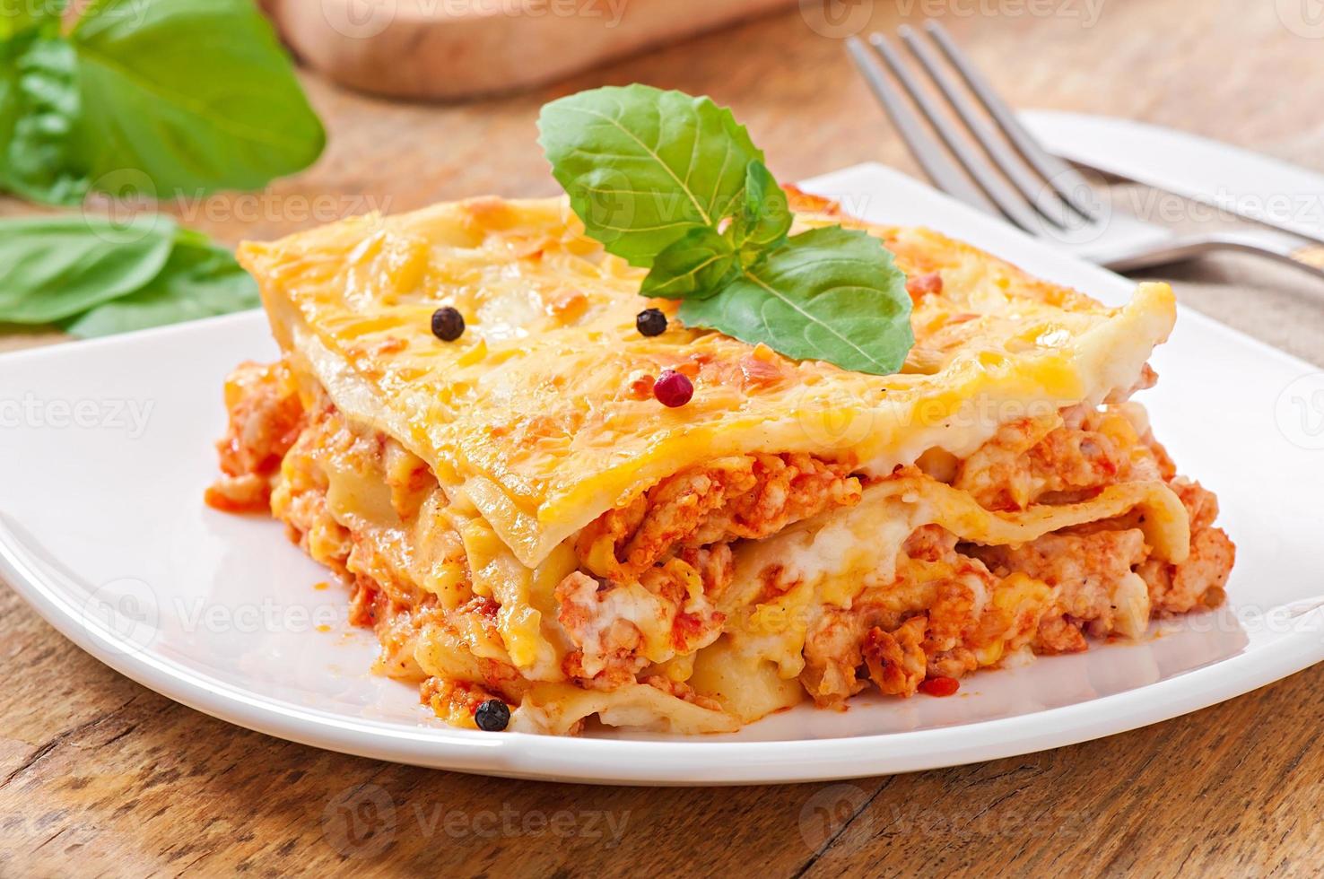 klassische Lasagne mit Bolognese-Sauce foto