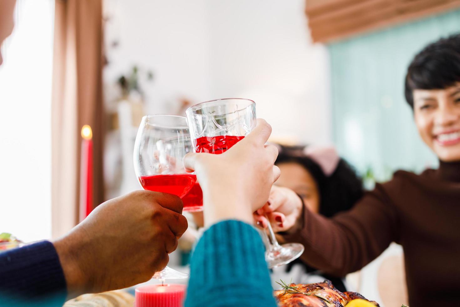afroamerikanische Familie. frohe Weihnachten. Glückliche Familie isst zu Hause zu Abend. foto