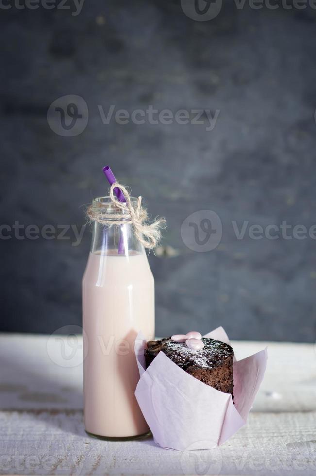 rosa Milchcocktail und Schokoladencupcake. foto