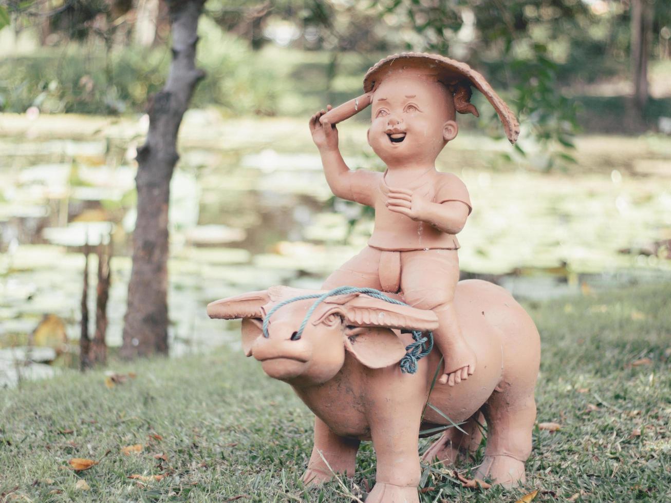 Statuen von spielenden Kindern im Garten. foto