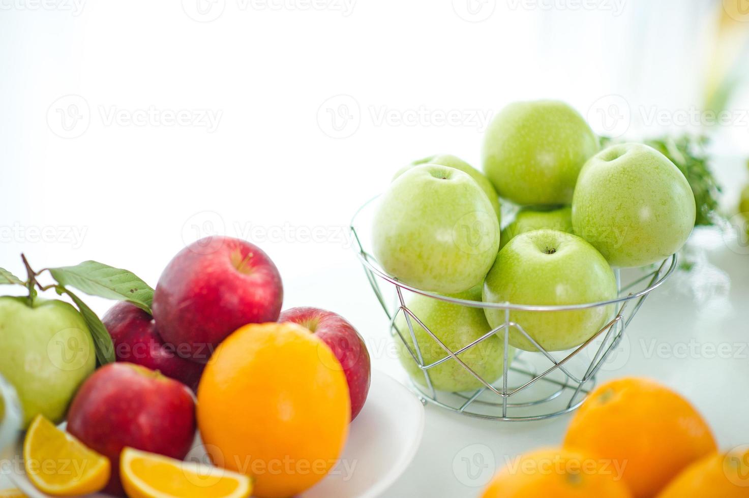 die früchte des gesundheitsliebhabers gesundes obst und gesundheitsvorsorge, um sich gesund zu ernähren. zur Haut. die frucht wird in einen schönen tisch gelegt, apfel aprikose, banane, orange, drache, platziert foto