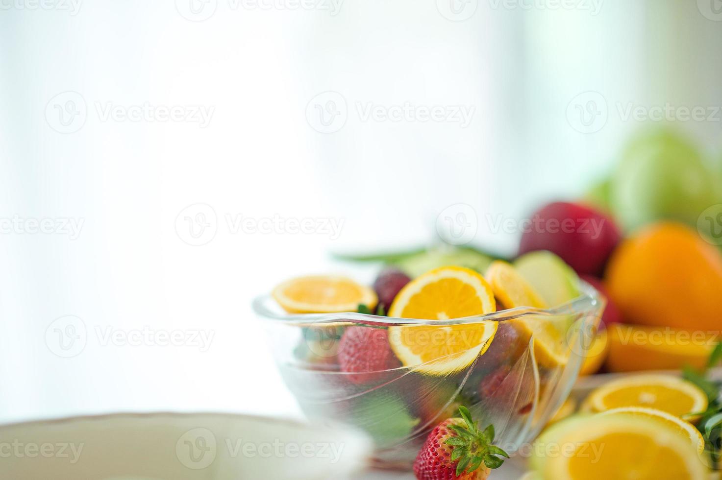 die früchte des gesundheitsliebhabers gesundes obst und gesundheitsvorsorge, um sich gesund zu ernähren. zur Haut. die frucht wird in einen schönen tisch gelegt, apfel aprikose, banane, orange, drache, platziert foto