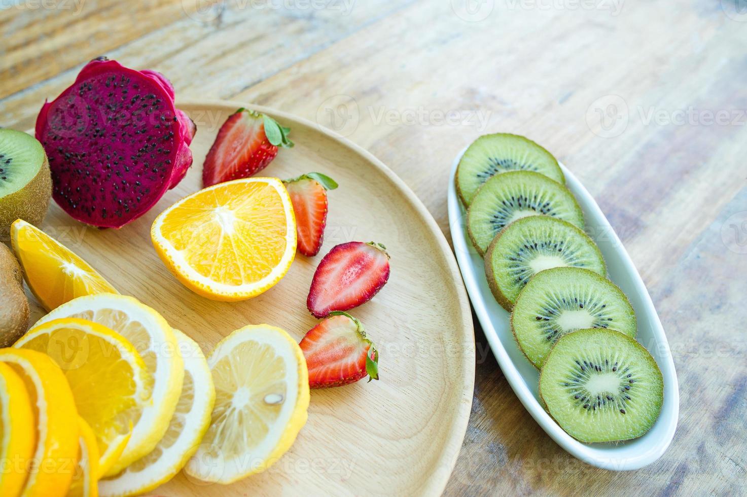 die früchte des gesundheitsliebhabers gesundes obst und gesundheitsvorsorge, um sich gesund zu ernähren. zur Haut. die frucht wird in einen schönen tisch gelegt, apfel aprikose, banane, orange, drache, platziert foto