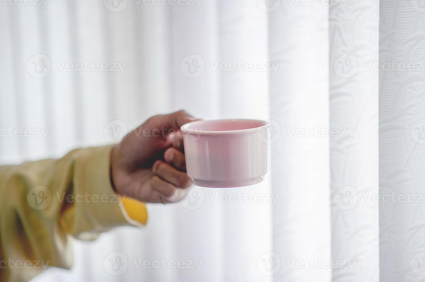 handbild und kaffeetasse kaffeetrinkkonzept foto