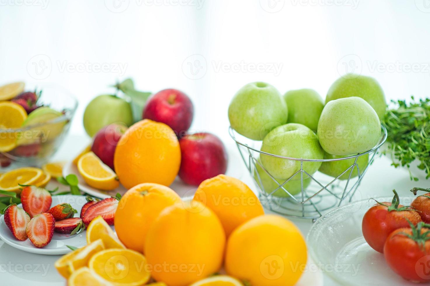 die früchte des gesundheitsliebhabers gesundes obst und gesundheitsvorsorge, um sich gesund zu ernähren. zur Haut. die frucht wird in einen schönen tisch gelegt, apfel aprikose, banane, orange, drache, platziert foto