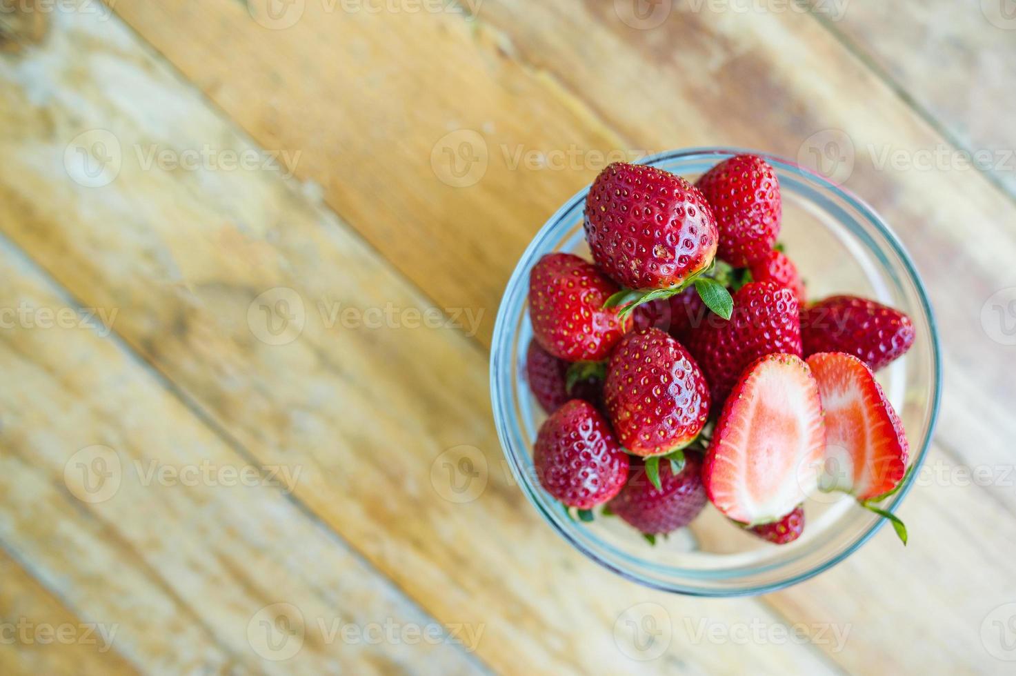 die früchte des gesundheitsliebhabers gesundes obst und gesundheitsvorsorge, um sich gesund zu ernähren. zur Haut. die frucht wird in einen schönen tisch gelegt, apfel aprikose, banane, orange, drache, platziert foto