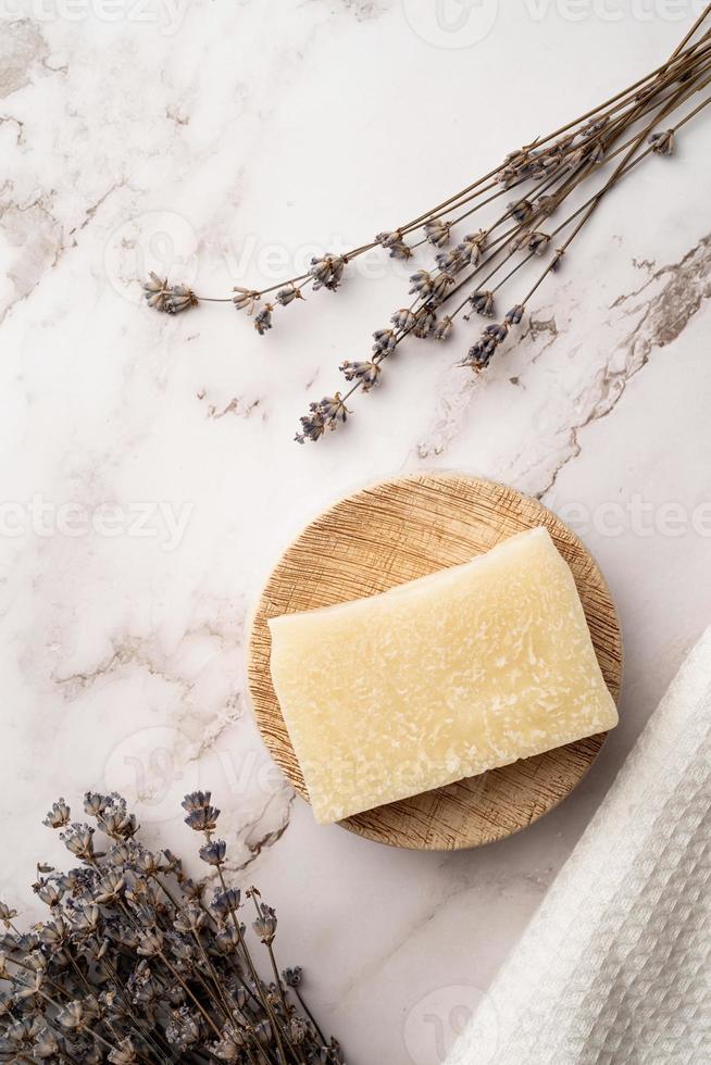 Handgemachte Seifenstücke auf Marmorhintergrund mit Lavendel foto