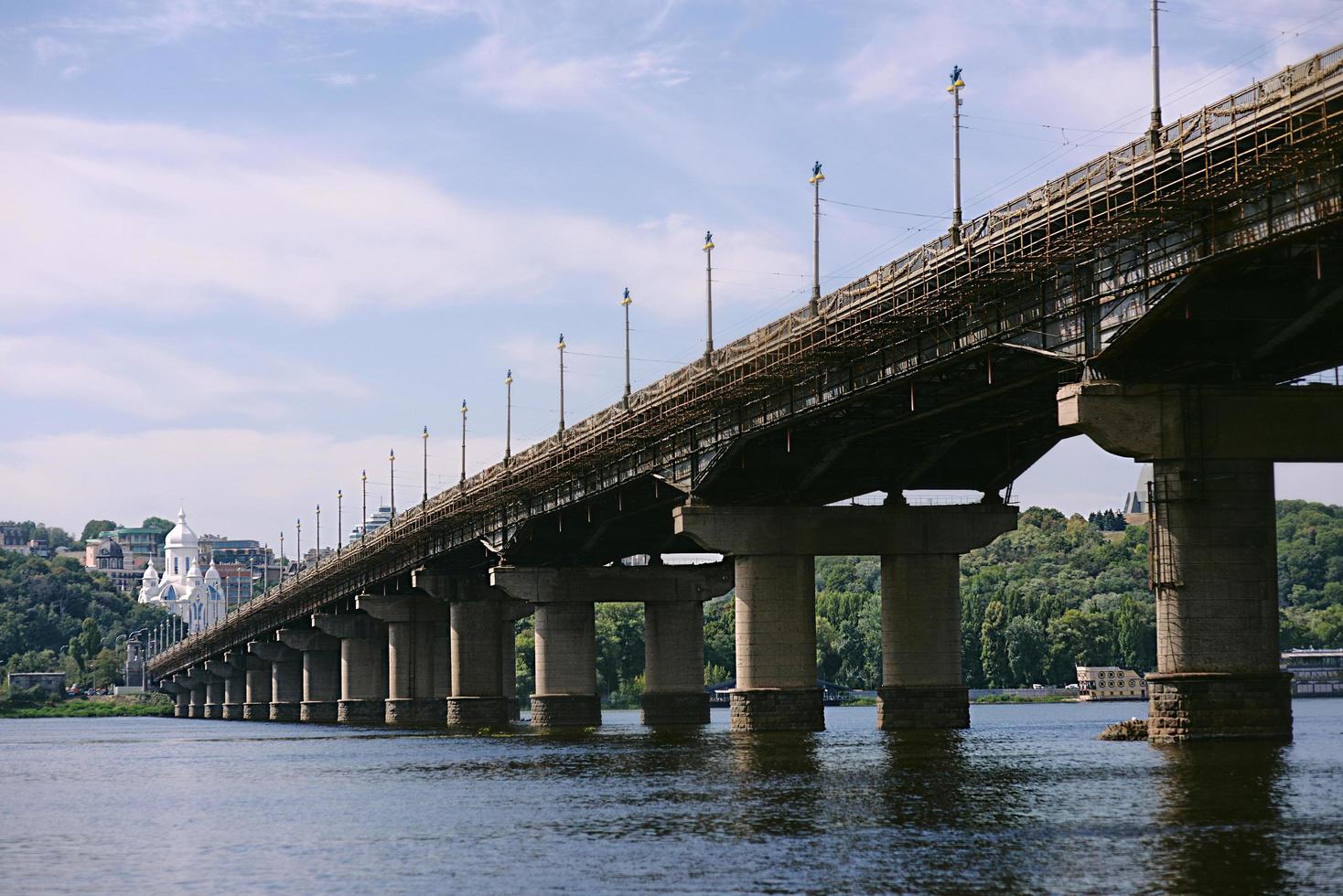 kiew, ukraine, 2020-patonas brücke und kirche foto