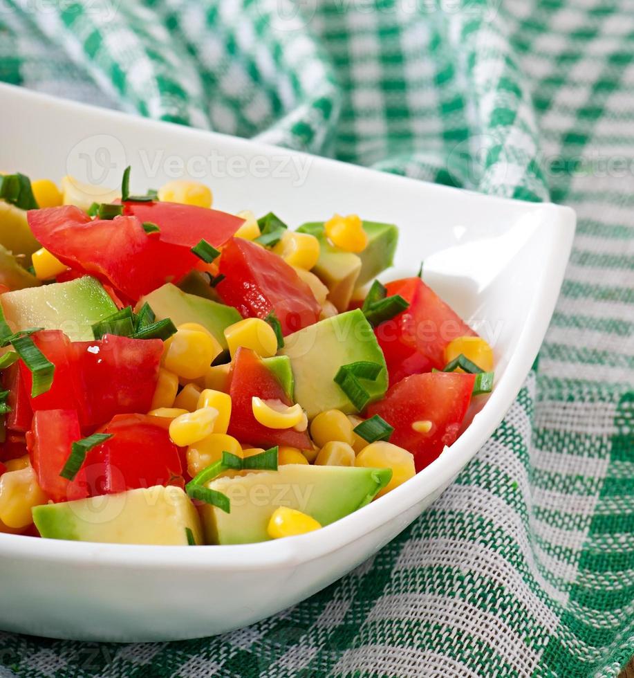 gemischter Salat mit Avocado, Tomaten und Mais foto