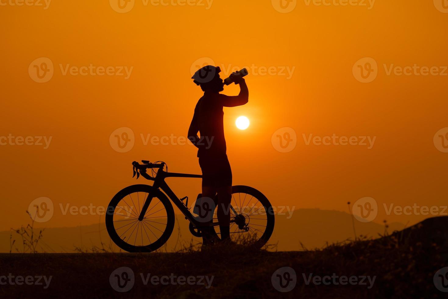 Silhouette eines Radfahrers bei Sonnenuntergang in Thailand. foto