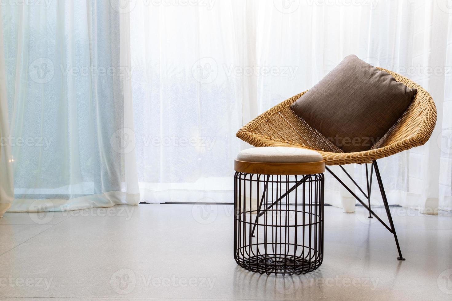 ein einzelner Sessel im Wohnzimmer. foto