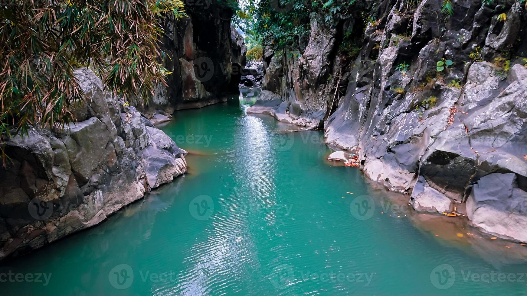 Wunderschöner Wasserfall mit torquosem Wasser foto