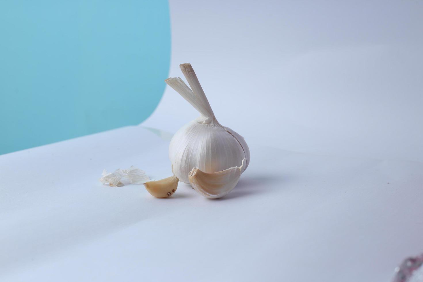 Knoblauchzwiebeln auf weißem Hintergrund, schönes Bild. Bio-Knoblauch-Draufsicht. Lebensmittelhintergrund. selektiver Fokus. foto