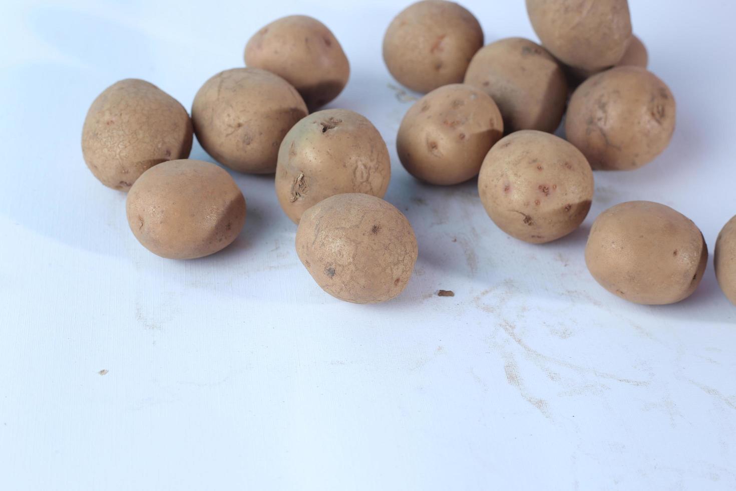neue Kartoffel isoliert auf weißem Hintergrund hautnah foto
