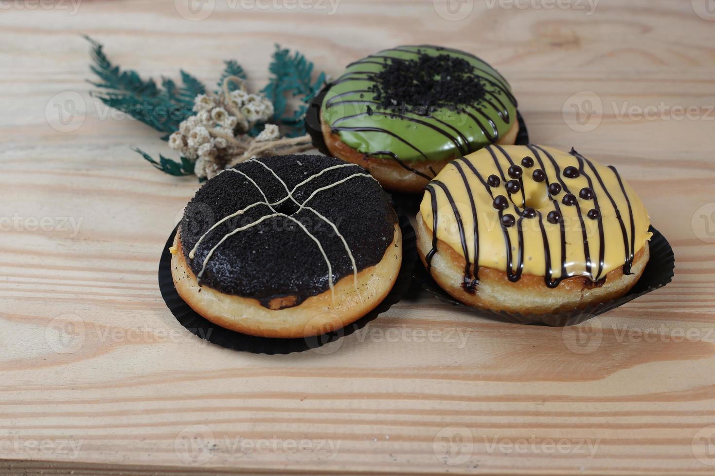 braune Donuts mit Streuseln isoliert auf einem hölzernen Hintergrund foto