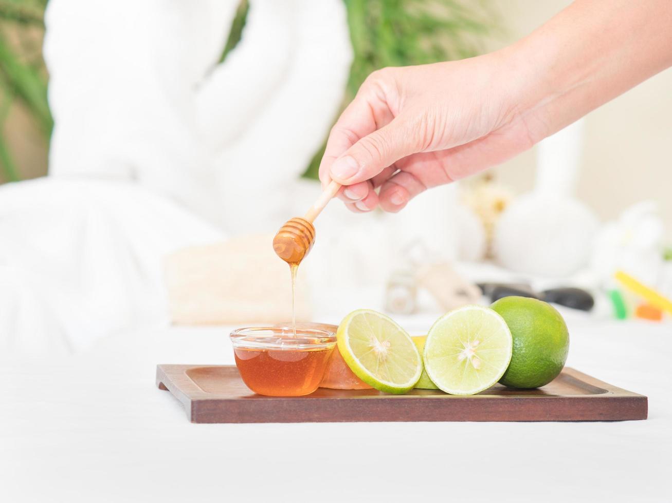 Honig und Limette, frisch aus der Natur, sind eine gute Zutat in der Hautpflege für Spa-Salon foto