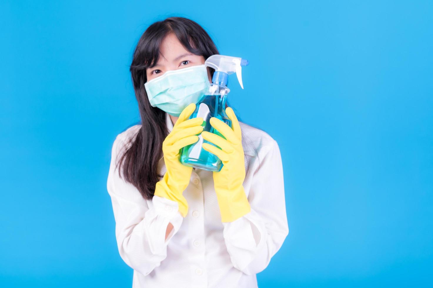 asiatische frauen müssen masken verwenden, um eine staubbelastung und eine infektion durch viren zu verhindern, die sich in der luft ausbreiten, indem sie mit alkoholspray gereinigt werden foto