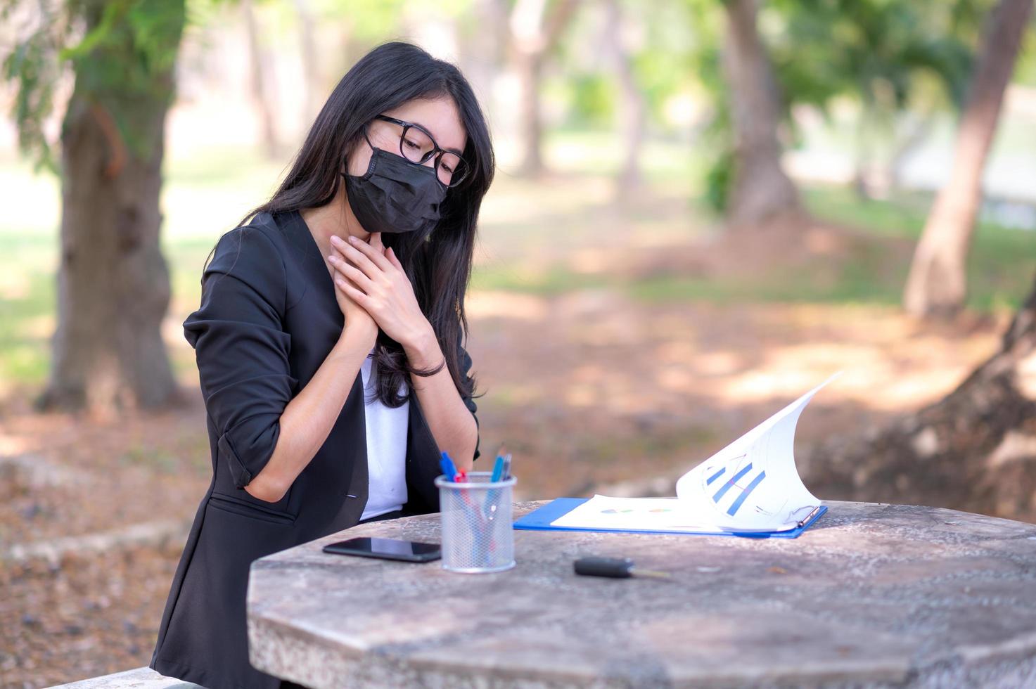 asiatische geschäftsfrauen müssen während des ausbruchs des corona-virus, der zu hause arbeiten muss, eine gesichtsmaske verwenden, um staubverschmutzung und virusinfektion zu verhindern foto