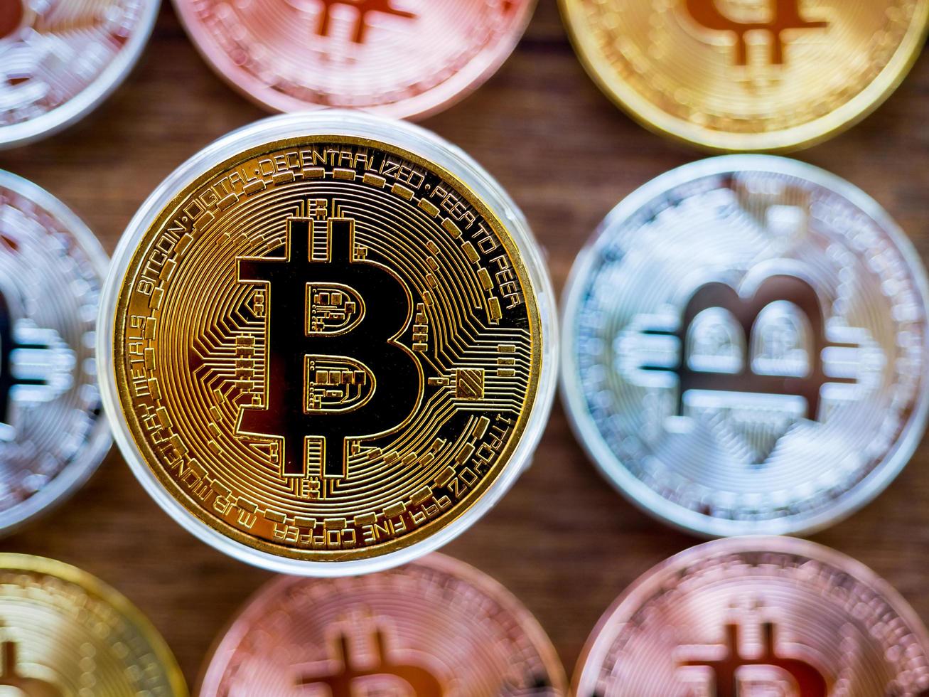 Bitcoins sind Kupfer, Gold und Silber, die in der digitalen Währung enthalten sind. auf unscharfem Hintergrund foto