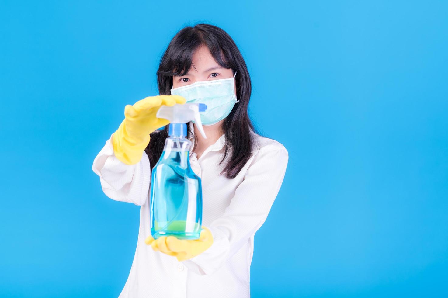 asiatische frauen müssen masken verwenden, um eine staubbelastung und eine infektion durch viren zu verhindern, die sich in der luft ausbreiten, indem sie mit alkoholspray gereinigt werden foto