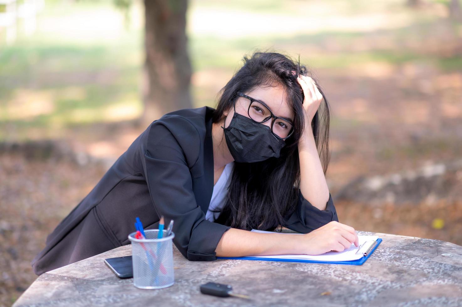 asiatische geschäftsfrauen müssen während des ausbruchs des corona-virus, der zu hause arbeiten muss, eine gesichtsmaske verwenden, um staubverschmutzung und virusinfektion zu verhindern foto