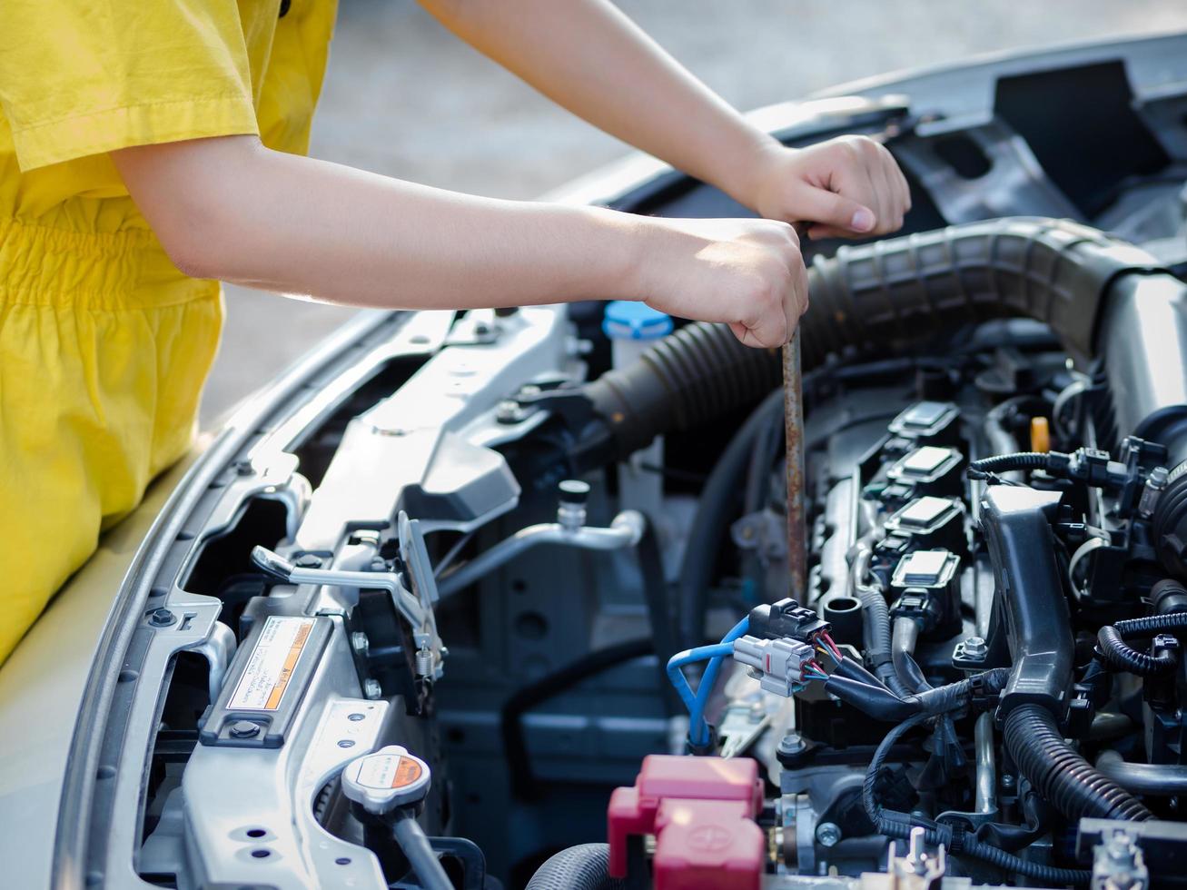 Die Hand des Mechanikers misst den Motorölstand foto