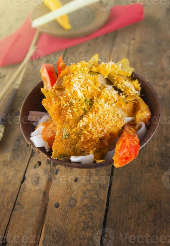 asiatisches Gericht mit Reisnudeln und Paprika auf altem Holz foto
