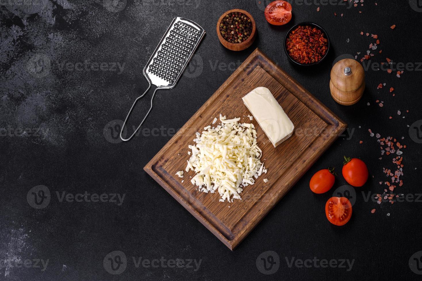 Bild einer Bar und geriebenem Mozzarella-Käse auf dunklem Hintergrund foto