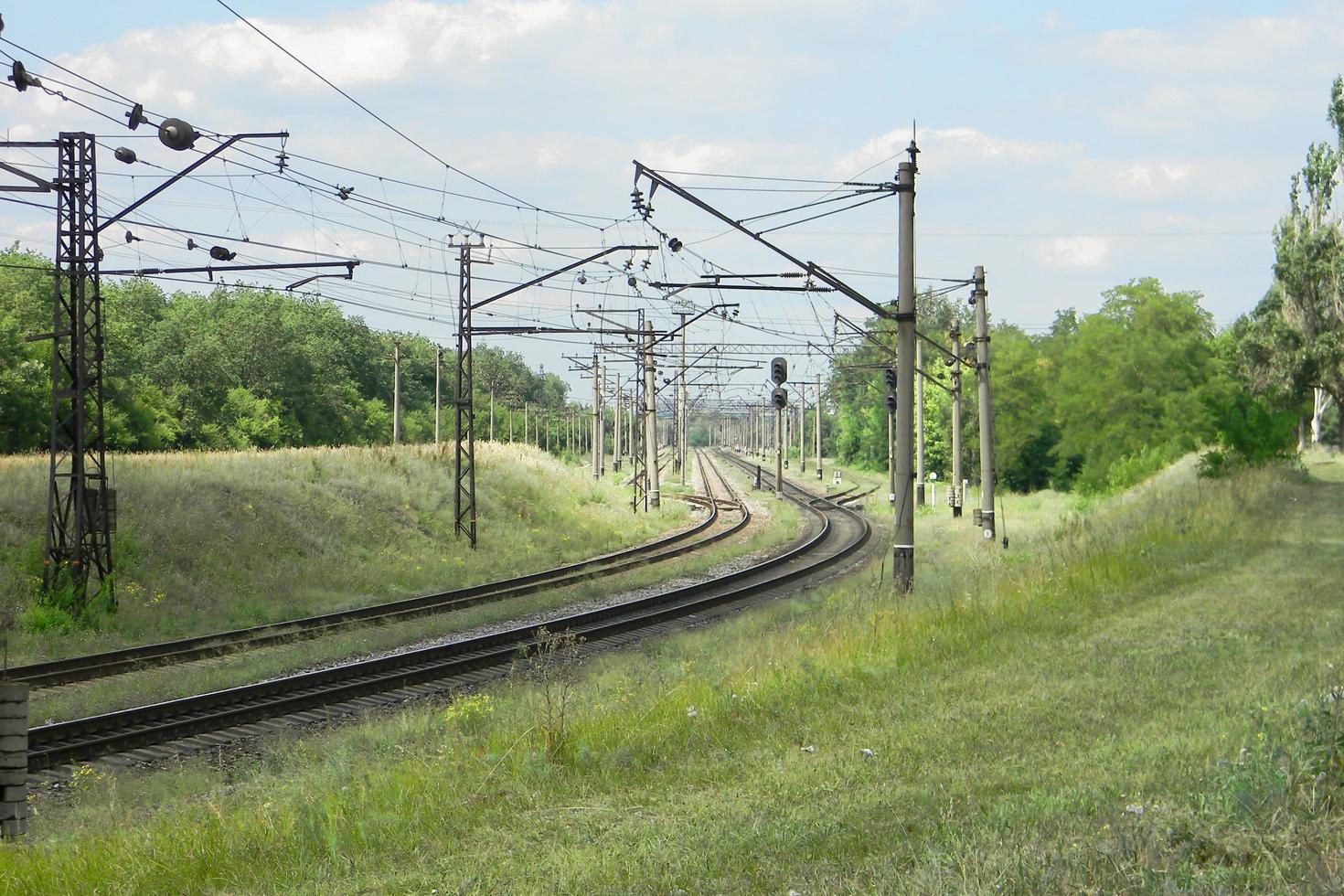 Eisenbahn durch das Feld, Stadtlandschaft foto