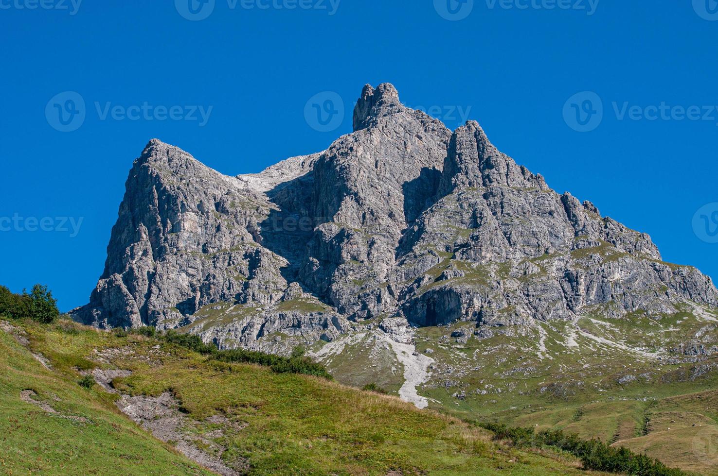 Ländliche Landschaft mit Pflanzen auf felsigen Hügeln an einem sonnigen Tag foto