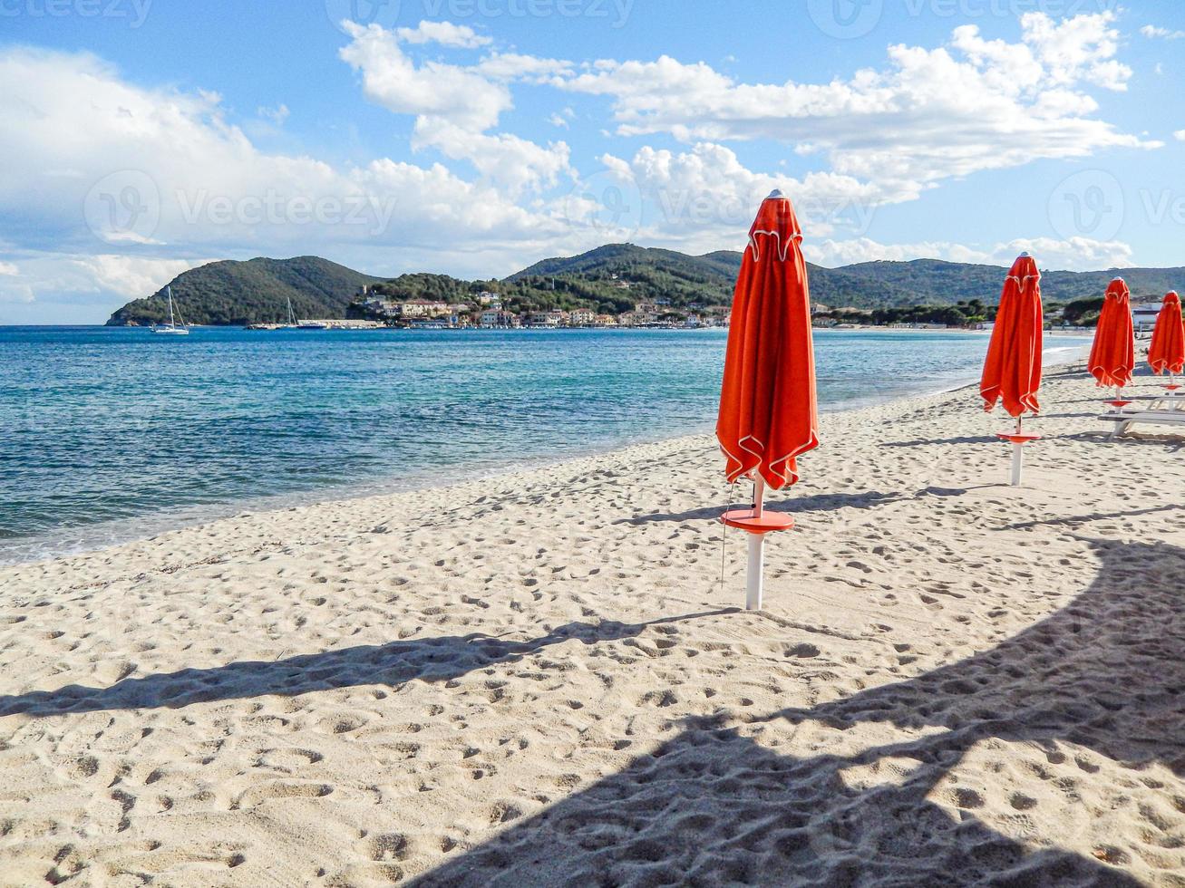 Bewölkter blauer Himmel über dem Meer, aufgenommen vom Sandstrand im Sommer foto