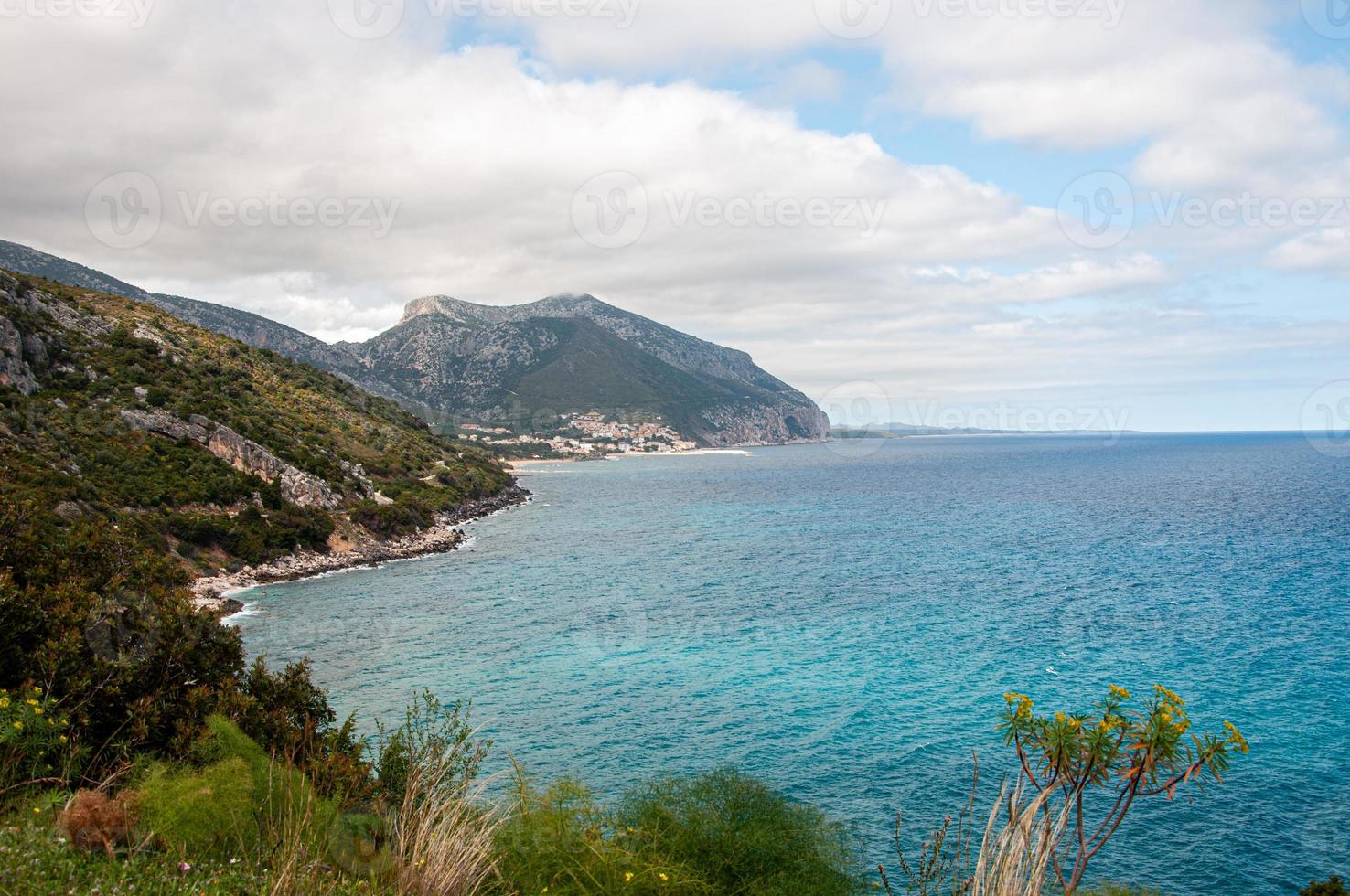 schöne Aussicht auf ein Meer, umgeben von Klippen unter einem hellen Himmel foto