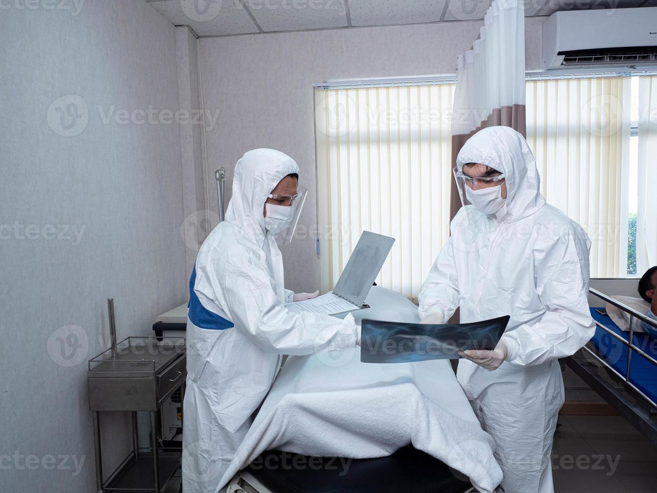 krankenhaus klinik laborstation arzt wissenschaftler tragen psa weiße uniform krankbett patient geschäftsleute behandlung gesundheitswesen film röntgen covid-19 indien afrika corona krankheit medizinischer schutz impfstoff foto