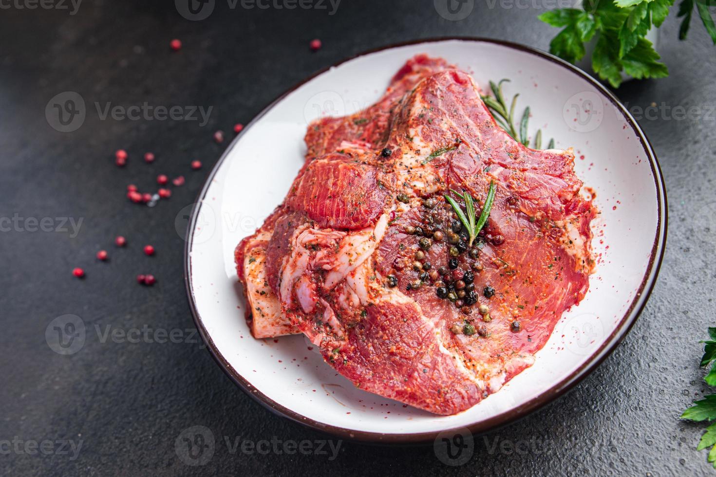 Rohes Fleisch Steak Schweinefleisch frisches Rindfleisch Essen Snack auf dem Tisch kopieren foto