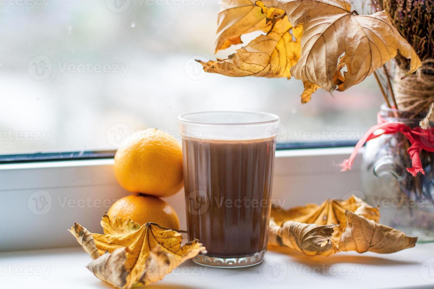 Glas Kakao und Mandarine foto