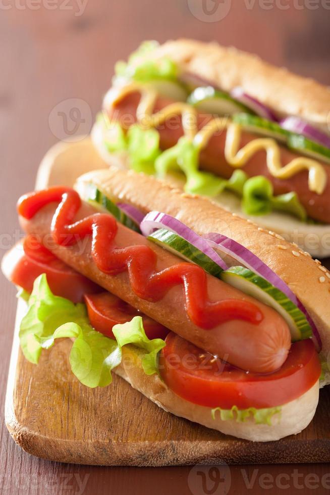 Hot Dog mit Ketchup Senf und Salat foto