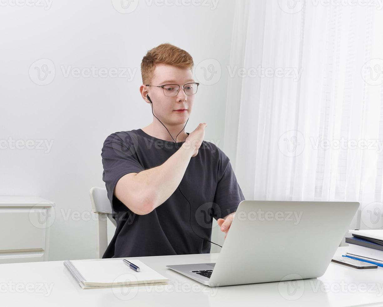 Fernstudium oder Arbeit. Quarantäne, Selbstisolation, soziale Phobie. kleiner Junge foto