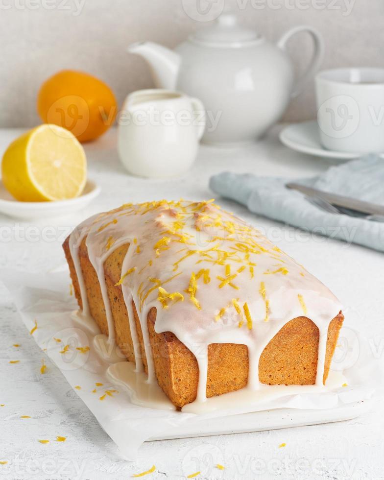 Zitronenbrot mit Zucker süß überzogen. Kuchen mit Zitrusfrüchten, ganzes Brot, Seitenansicht, Nahaufnahme, vertikal foto