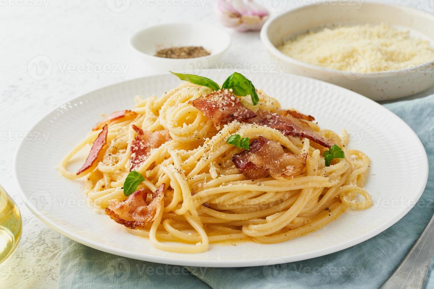 Carbonara-Nudeln. Spaghetti mit Pancetta, Ei, Parmesankäse und Sahnesauce foto