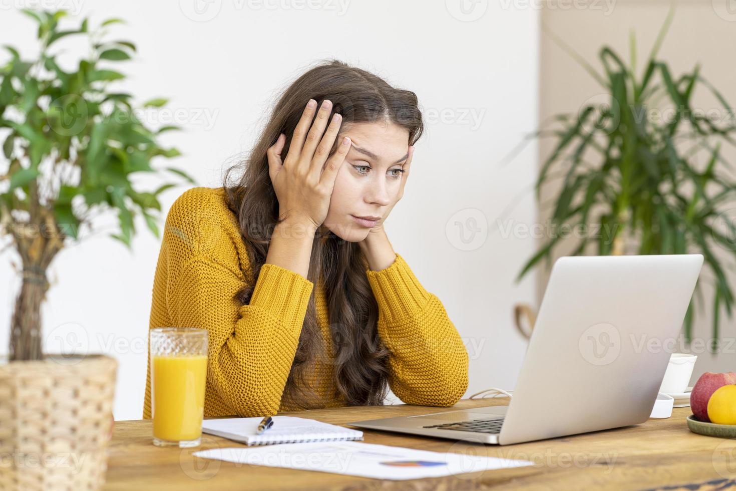 Mädchen überraschend, verärgert und beleidigt. schöne junge frau arbeitet foto