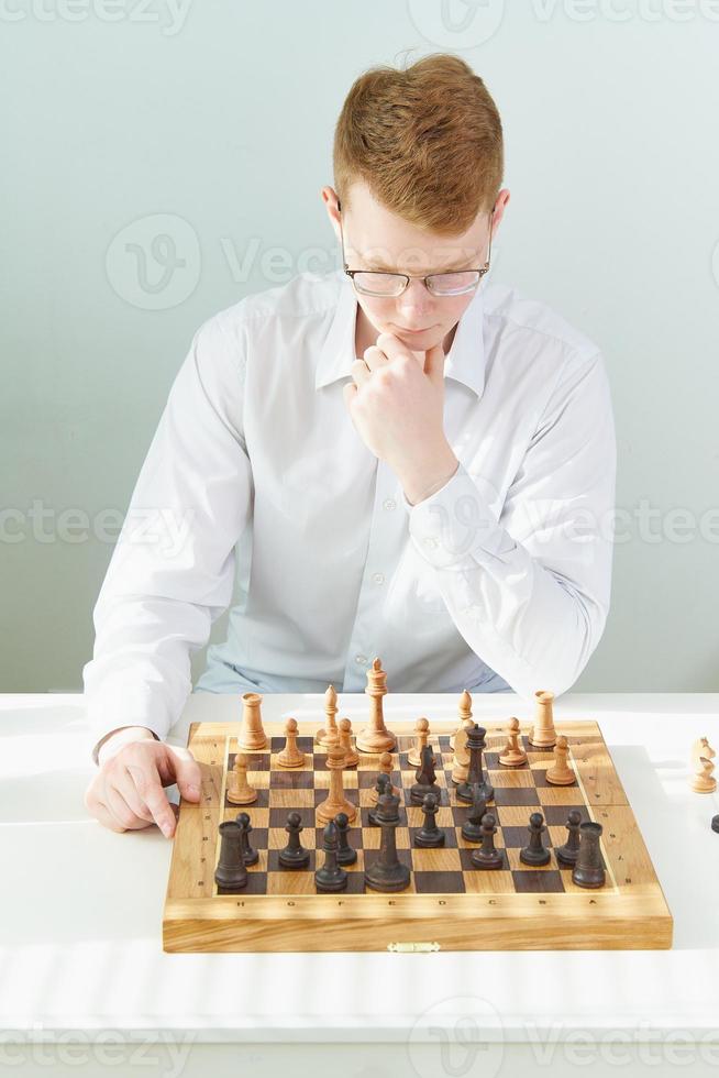 Quarantäne, Selbstisolation. Heimspiele, der kluge Kerl spielt Schach foto