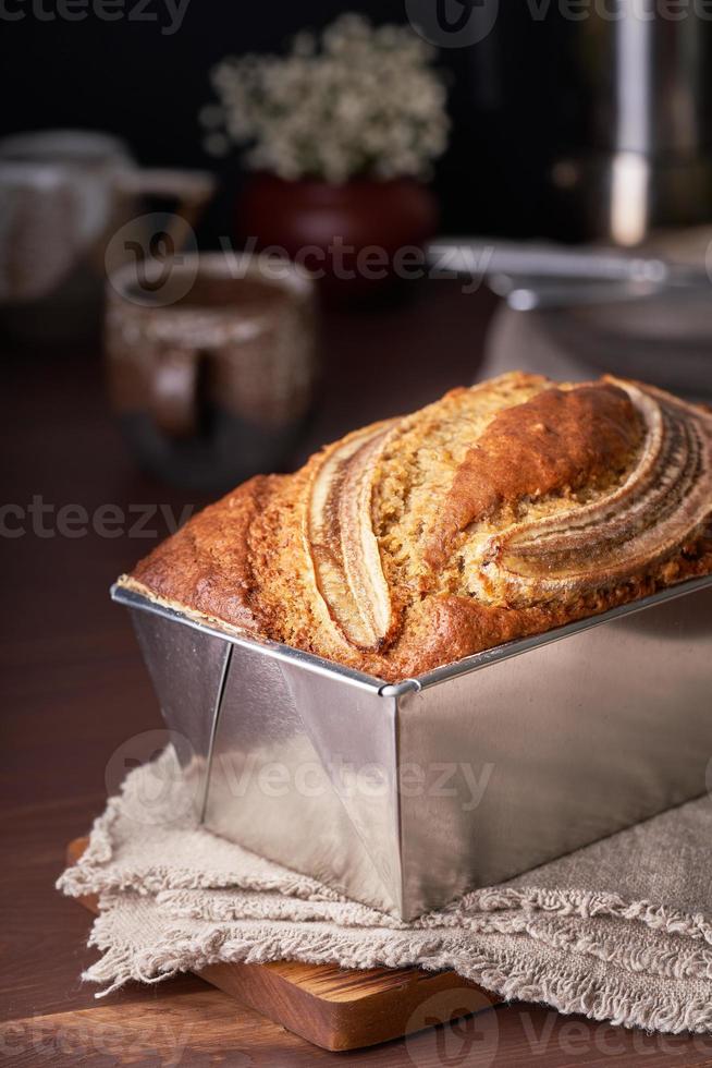 Bananenbrot in der Kastenform. Kuchen mit Banane, traditionelle amerikanische Küche. ganzes Brot. foto