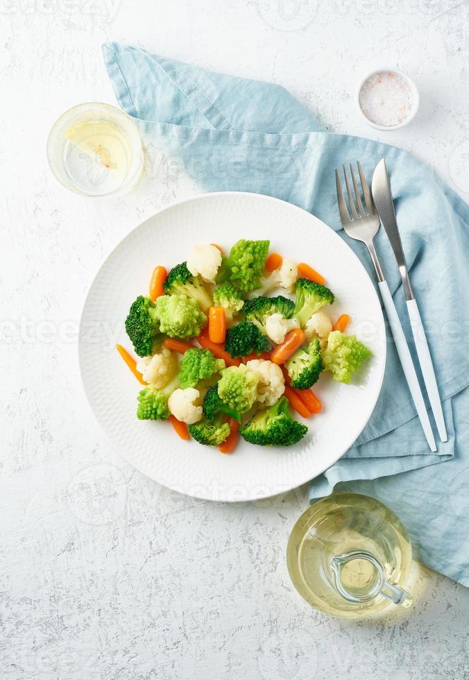 Mischung aus gekochtem Gemüse. Brokkoli, Karotten, Blumenkohl. gedünstetes Gemüse für eine kalorienarme Ernährung foto