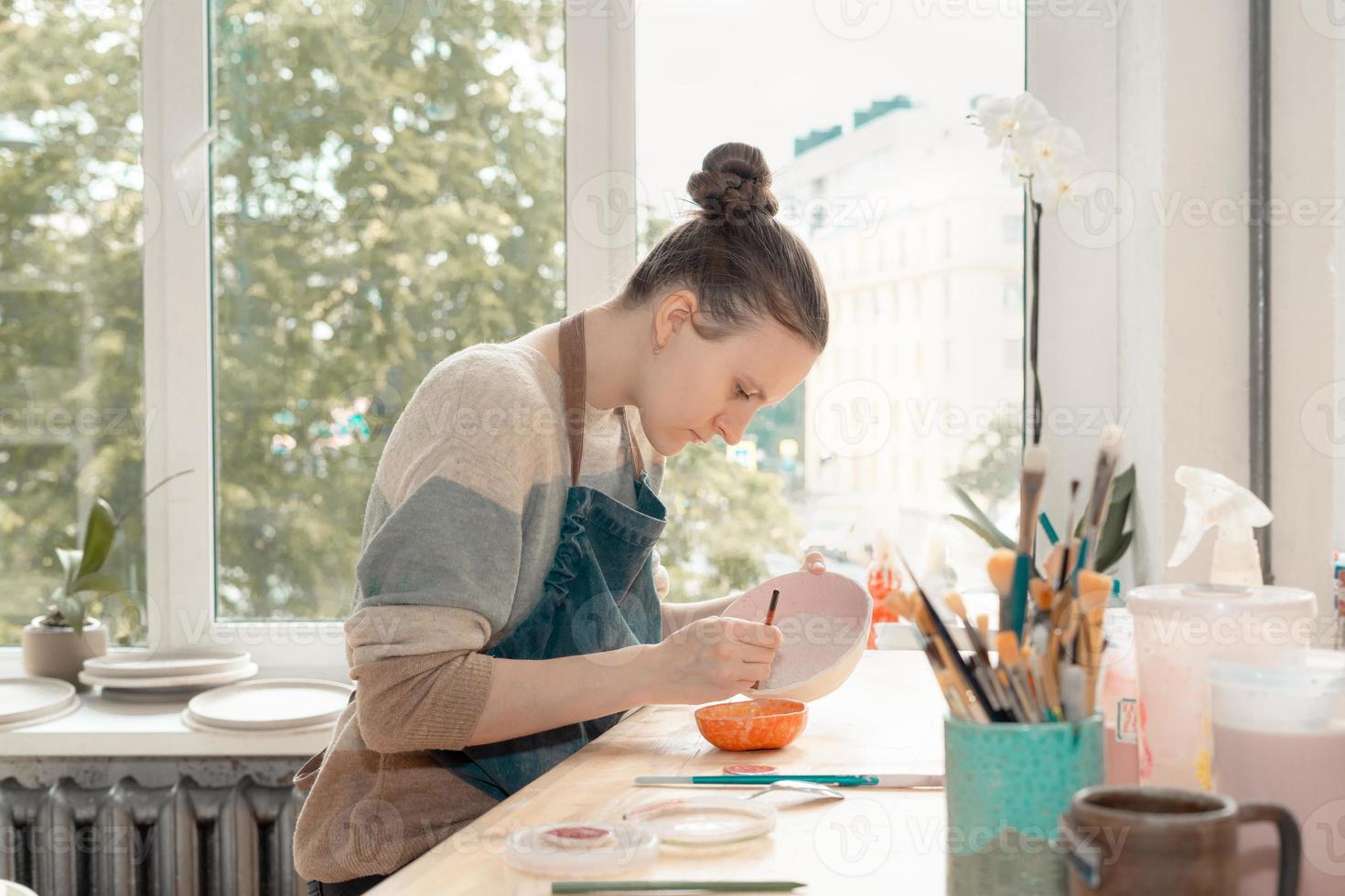 erwachsene weibliche Handwerkerin. konzept für freiberuflich tätige dame, geschäft. handwerkliches Produkt. foto