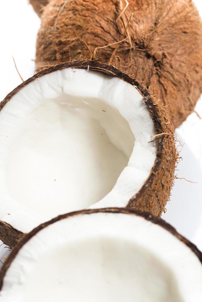 Kokosnüsse auf weißem Hintergrund foto