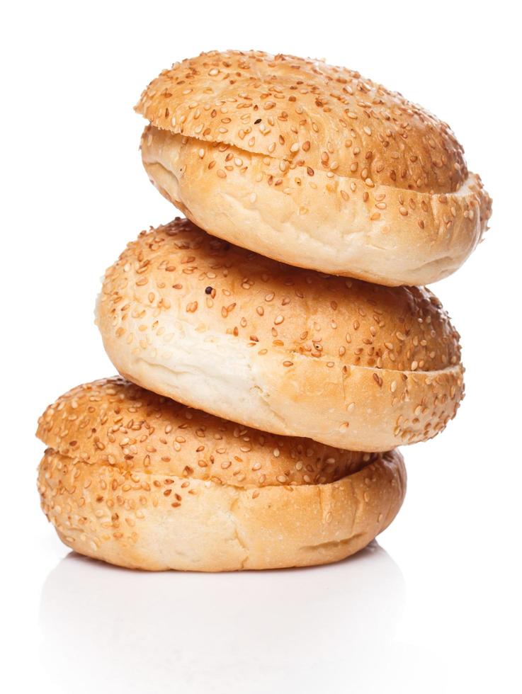 Brötchen für Burger auf weißem Hintergrund foto