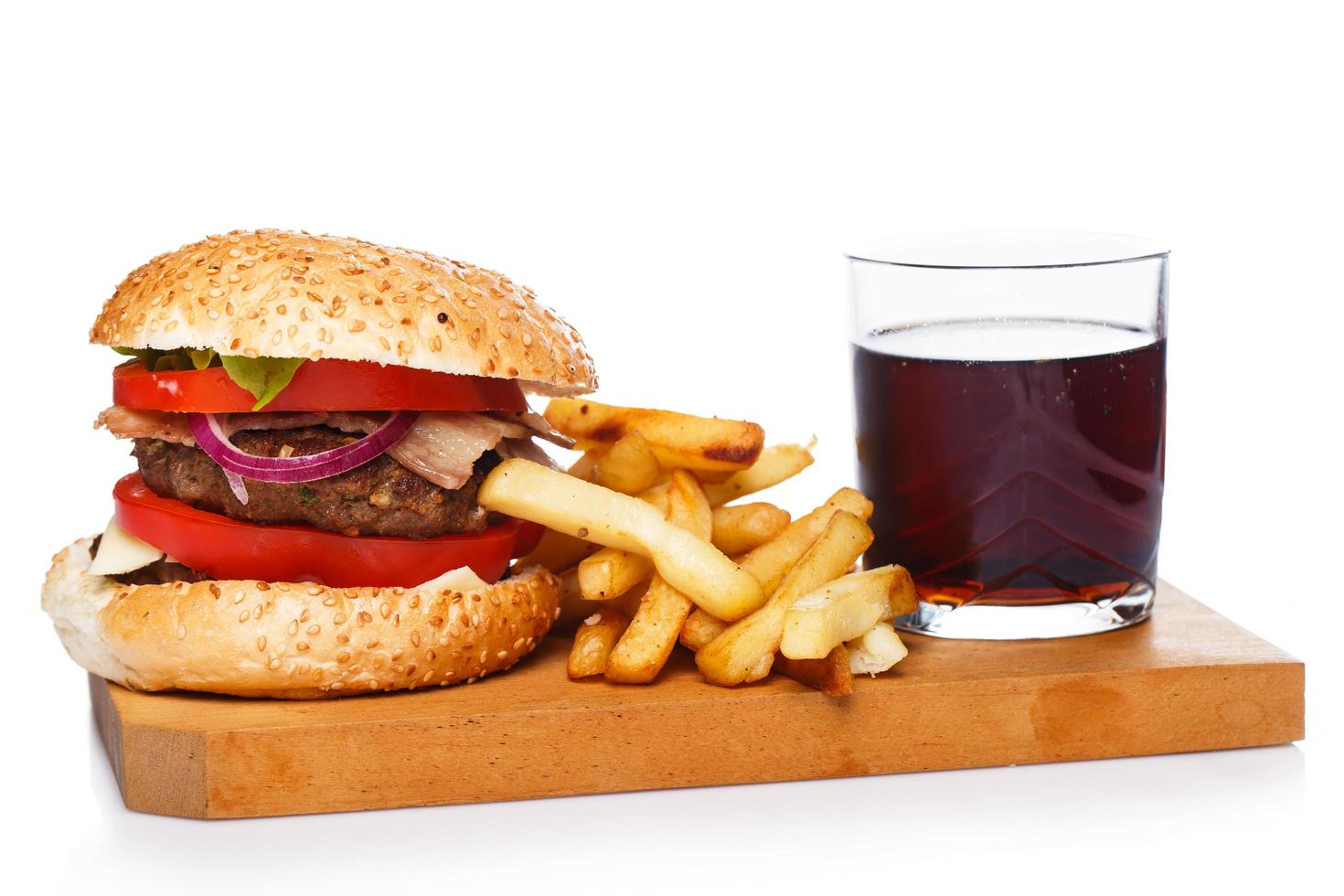 Burger, Pommes und Cola foto